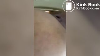 Bela latina cagando gostoso pra você