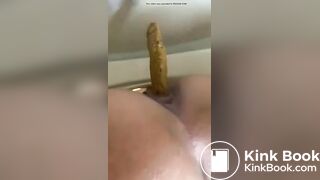 Bela latina cagando gostoso pra você