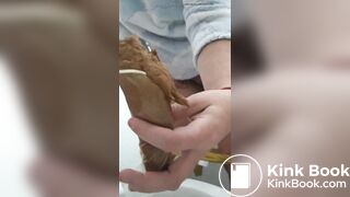 Latina cagando dentro da camisinha