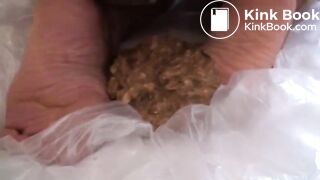 Girl pooping - video 645
