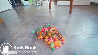 Cagando un montón de dulces mezclados con mierda