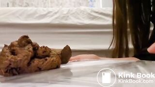 Hot brown hair girl whit big ass shitting a creamy pile