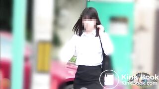 そして、トイレでは、大量の非常に厚い便の隙間はよりエロティックです。