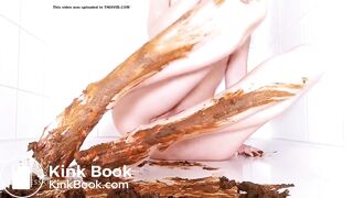 Girl pooping - video 553
