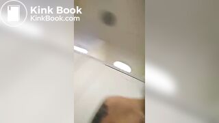 Linda adolescente mijando e cagando