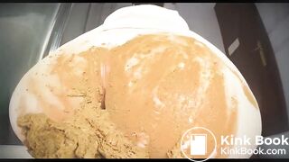 Big ass girl shits and smears on toilet