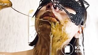 Hermosa mujer devorando su mierda