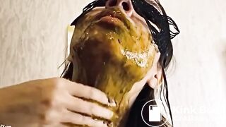 Hermosa mujer devorando su mierda