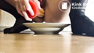 Hermosa mujer devorando su mierda