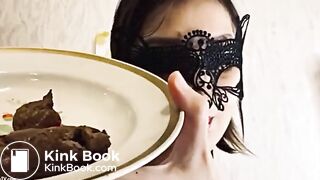 Hermosa mujer devorando su mierda