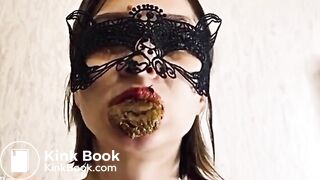 Hermosa mujer devorando su mierda