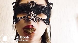 Hermosa mujer devorando su mierda