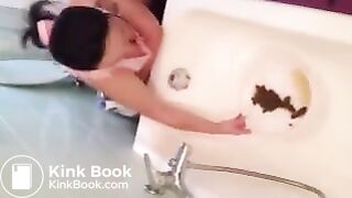 Girl pooping - video 643