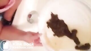 Girl pooping - video 643