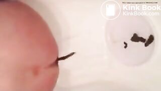 Girl pooping - video 643