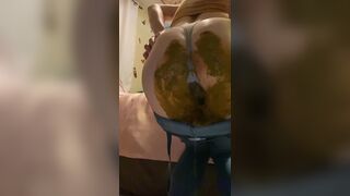 she smears shit in her jeans