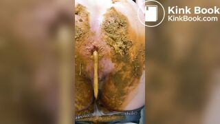 she smears shit in her jeans