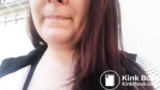 Ragazza italiana curv si fa la cacca addosso