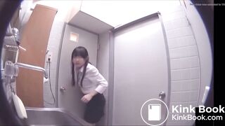 japanese gilr holding back poop