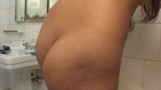 Brasileira gostosa cagando no banheiro