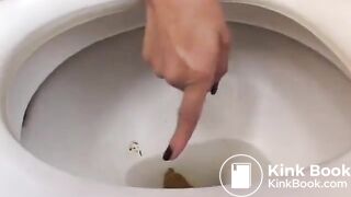 Brasileira gostosa cagando no banheiro