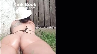 Cette fille fait caca allongé dehors