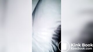 Morena gostosa enfiando o dedo no cu depois de cagar