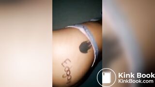 Morena gostosa enfiando o dedo no cu depois de cagar