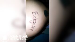 Morena gostosa enfiando o dedo no cu depois de cagar