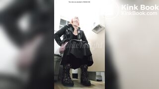 Amazing girl takes massive dump on public toilet