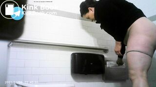 Voyeur Big ass milf shitting soft in toilet