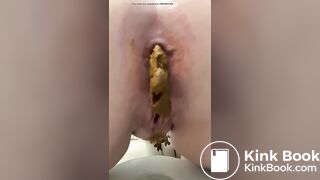 Novinha gostosa cagando no banheiro