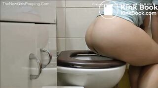 Girl pooping - video 493