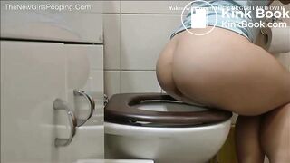 Girl pooping - video 493