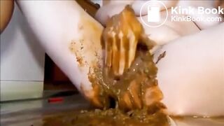 Scat Pussy Fisting - video 2