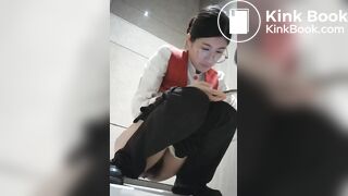 Chinese girl pooping - video 196