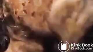 MUJERES BESANDOSE CON SUS BOCAS LLENAS DE MIERDA