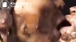 MUJERES BESANDOSE CON SUS BOCAS LLENAS DE MIERDA