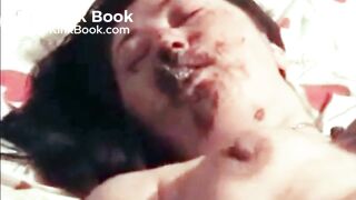 Esposa come su mierda y la esparce en todo su cuerpo