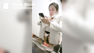 Chinese girl pooping - video 168