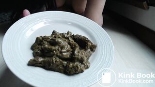 Latina cagando en un plato