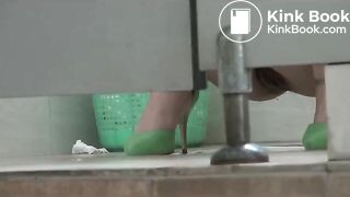 Chinese girl pooping - video 173