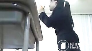 Teacher shits pants loudly