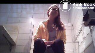 Voyeur pooping. She wipes well