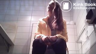 Voyeur pooping. She wipes well