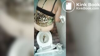 belle fille dans les toilettes - video 2