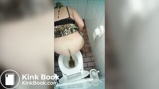 belle fille dans les toilettes - video 2