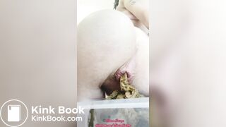 Girl pooping - video 467