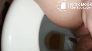 Girl with hairy pussy poops filmed between the legs