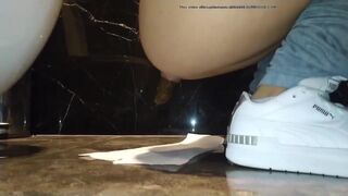 Girl pooping - video 446
